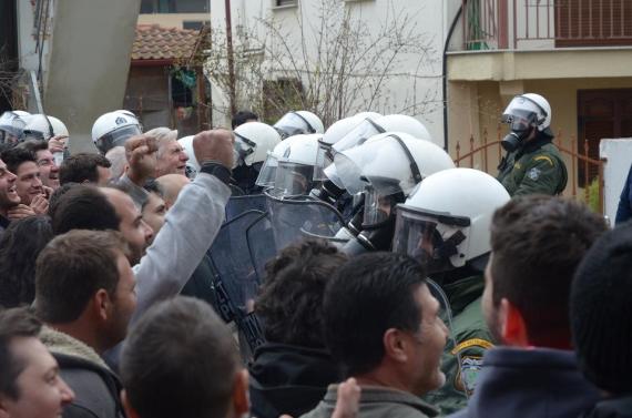 Τέσσερις συλλήψεις στην Ιερισσό, για πλημμελήματα άσχετα με την επίθεση στις Σκουριές. Μεταφέρονται στη Θεσσαλονίκη