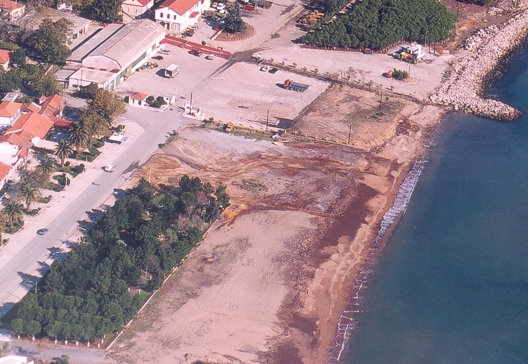 Τα “πεντακάθαρα νερά”  του Στρατωνίου και η παραλία από επικίνδυνα βιομηχανικά απόβλητα