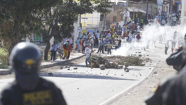 PROTESTA EN COCACHACRA POR EL PROYECTO TIA MARIA. HUBIERON HERIDOS.