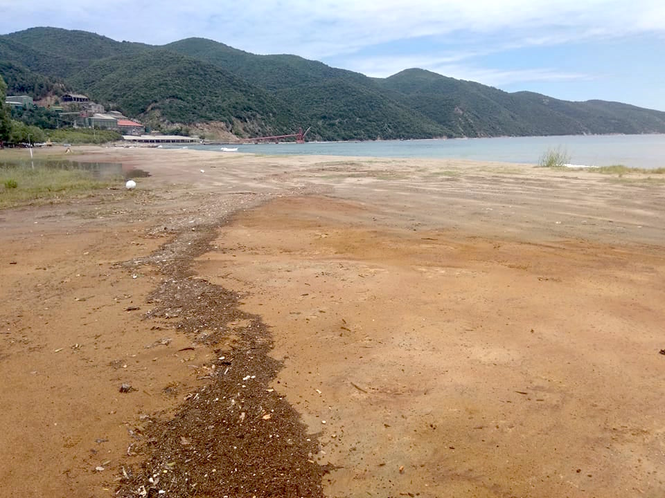 Η “πεντακάθαρη παραλία” του Στρατωνίου μετά τη βροχή #skouries