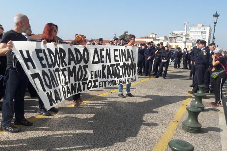 «Η Eldorado δεν είναι πολιτισμός»-Διαμαρτυρία στο λιμάνι ενάντια στη χορηγία πολυεθνικών στην έκθεση ορυκτών #skouries