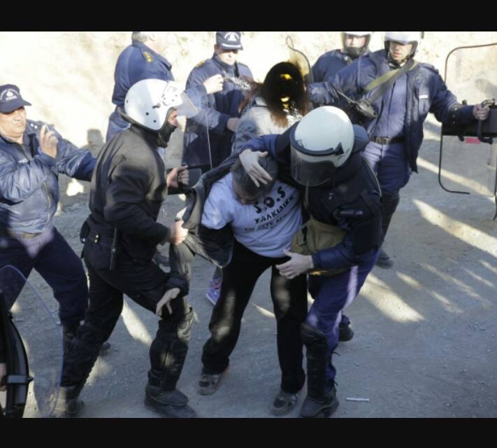 Ένοχα τρία μέλη του κινήματος κατά της εξόρυξης χρυσού στη Χαλκιδική που συνελήφθησαν σε καθιστική διαμαρτυρία #skouries