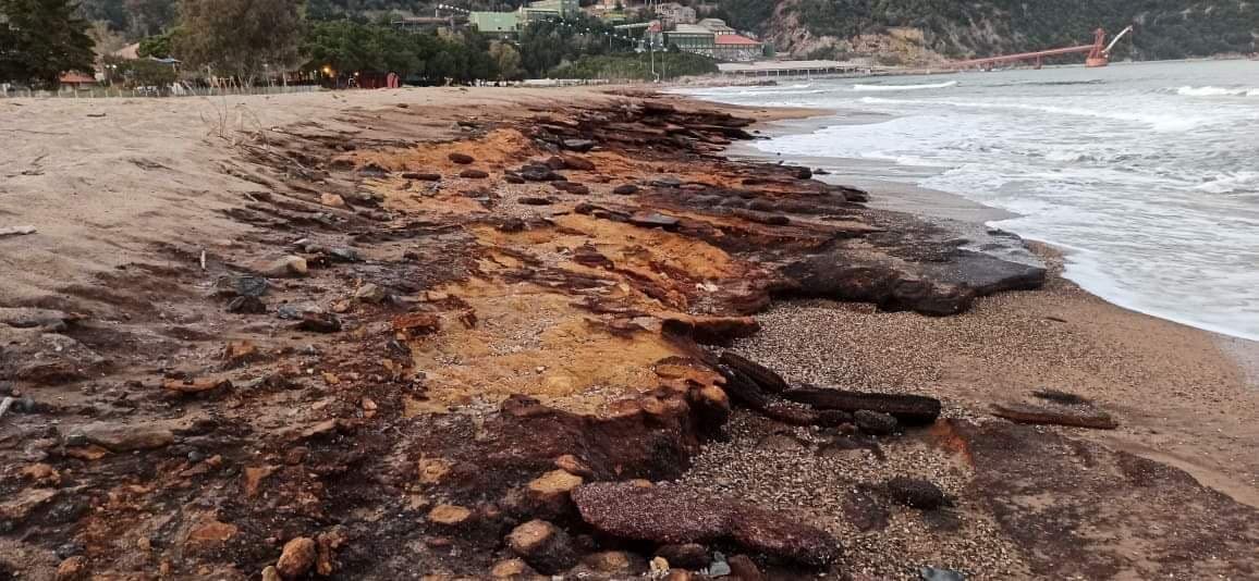 ΦΩΤΟΓΡΑΦΙΕΣ: Τα τοξικά απόβλητα της παραλίας Στρατωνίου αποκαλύπτονται #skouries