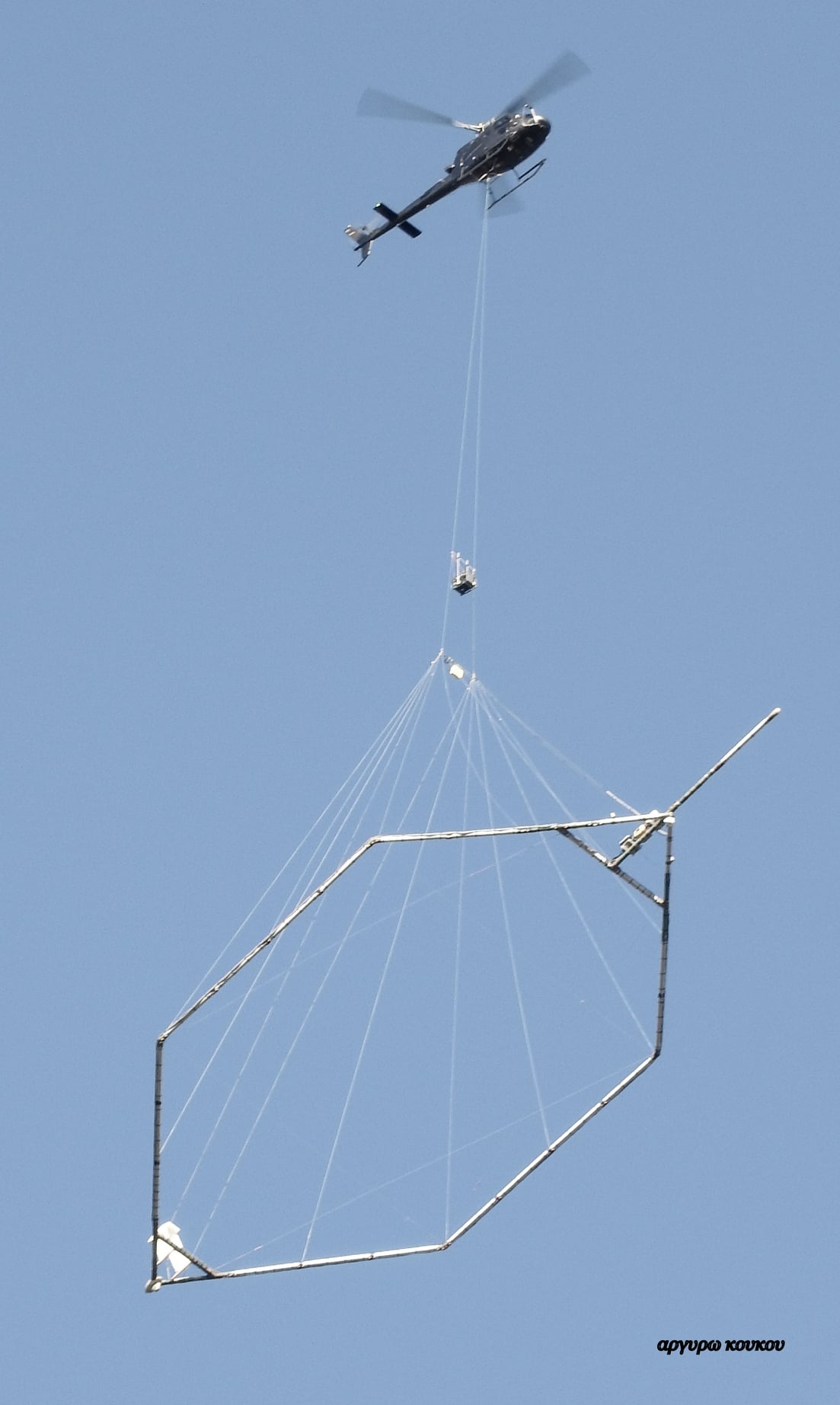 Eλικόπτερο “σκανάρει” το Δήμο Αριστοτέλη για μέταλλα (φωτογραφίες) #skouries