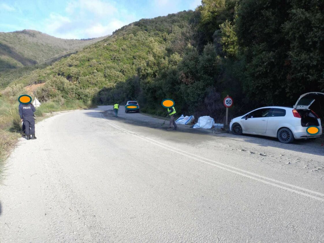 Χαλκιδική: Διαρροή φορτίου της Ελληνικός Χρυσός στο οδόστρωμα στην περιοχή του Στρατωνίου #skouries